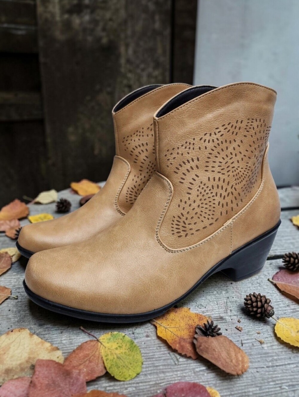 Aerocushion Bolo Ankle Booties Womens 9.5M Camel 2.25" Heel Back Zip Casual